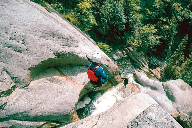 Canyoning Chli Schliere with OUTDOOR (Advanced) - Getting suited up at Alpnach