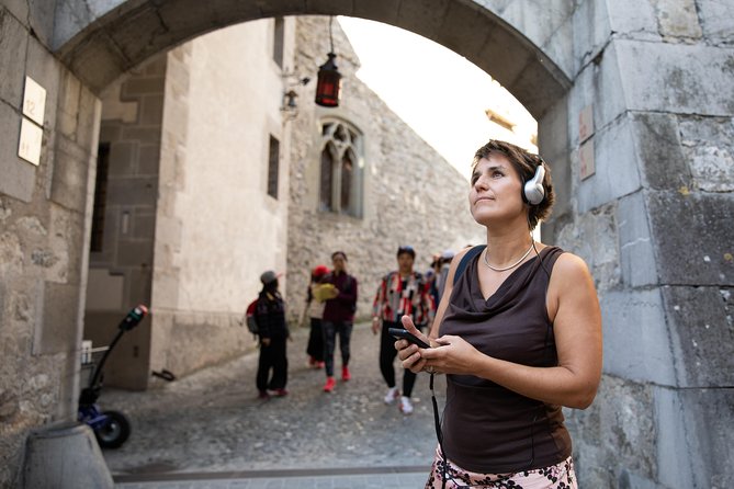 Chillon Castle Entrance Ticket in Montreux - Choosing between the brochure and audio guide