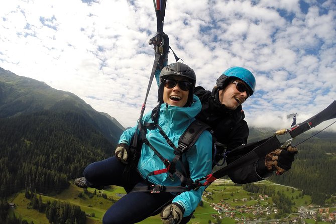 Davos Absolutely Free Flying Paragliding Tandem Flight 1'000 Meters High - Meeting Joyride Paragliding in Davos Platz