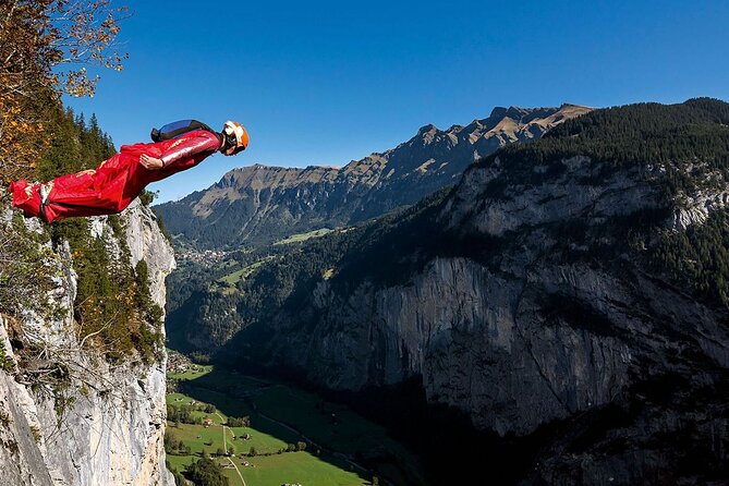 Discover Lauterbrunnen with CHEESE & CHOCOLATE - Taking the bus to Trümmelbach Falls