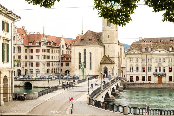 Einstein in Zurich: Walk in Time Exploration Game and Tour - Why the pause button matters