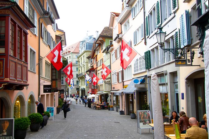 Explore Zurich in 60 minutes with a Local - Starting beside Rathaus on Limmatquai