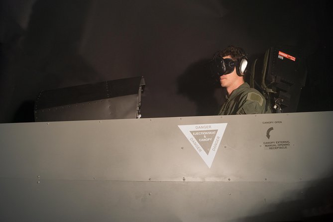 F / A-18 fighter jet flight simulator in Zurich - A welcoming start with coffee and aviation talk