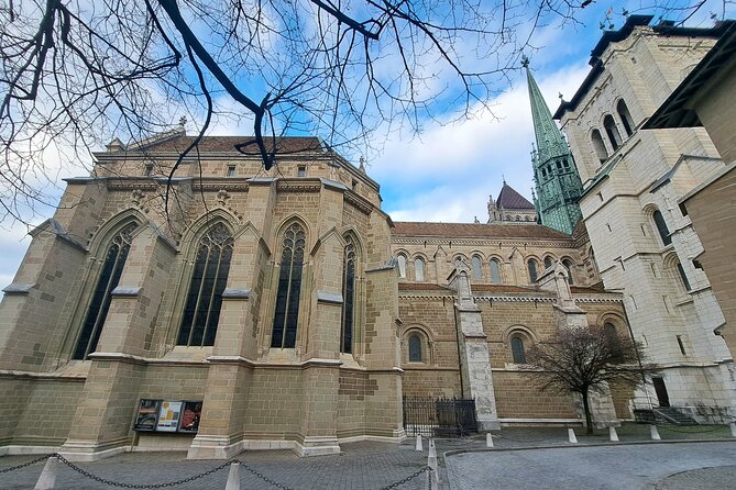 Geneva Highlights 2-Hour Introductory Tour - Switching to the mini-train for the Old Town