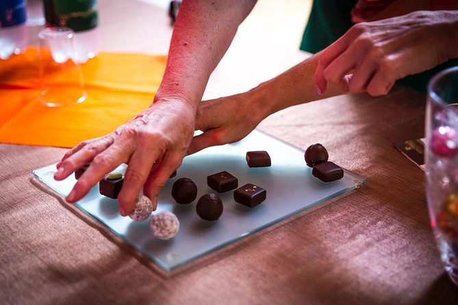 Lucerne CH Experience: Cheese, Chocolate, Chapel Bridge & Château - Five chocolates near the train station