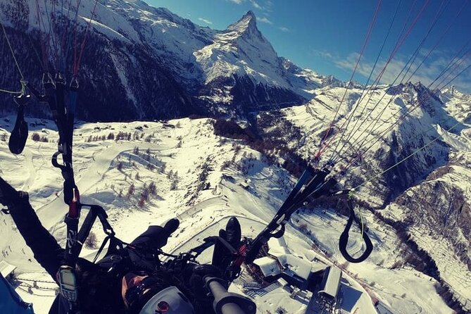 Matterhorn Paragliding flight in Zermatt (20-25min) - Preparing for takeoff