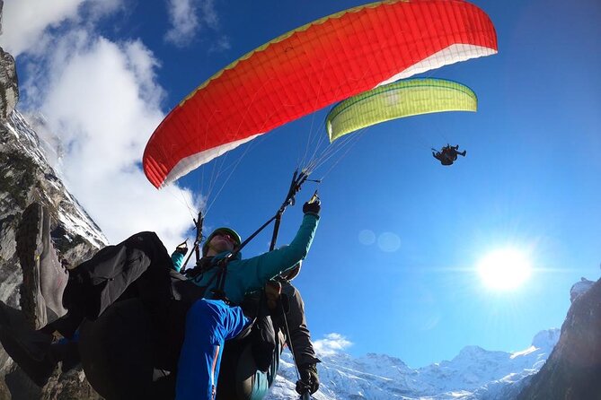 Mürren: Paragliding over the Lauterbrunnen Valley - Landing in Stechelberg