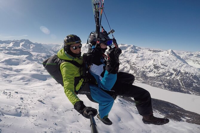 Paragliding Tandem Flights in Engadin - Landing near the original meeting point