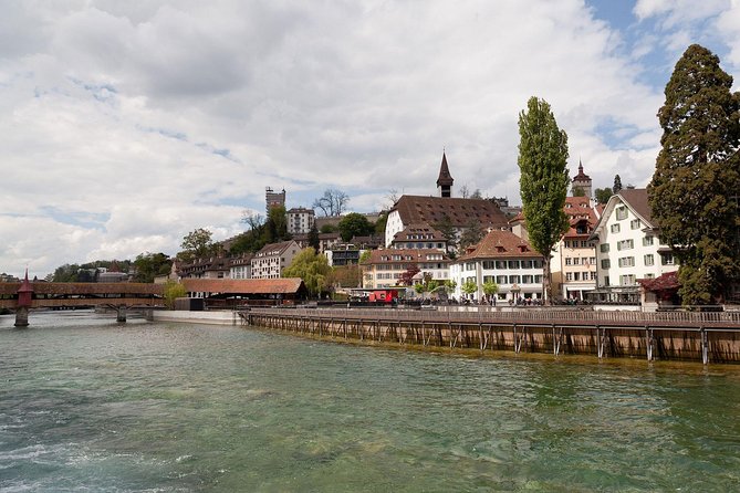 Private Classic Lucerne City Walk - Crossing the Reuss and seeing the bridges