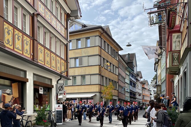 Private Guided Swiss Alps Day Trip from Zurich with Hotel Pick-Up - What the guide adds to the day