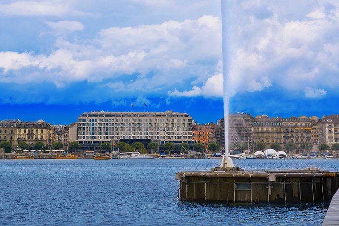 Private Photo Tour LUXE CUSTOM in Geneva - A Geneva walk built around your group
