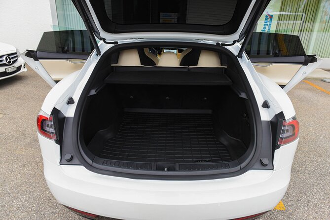 Private transfer from Interlaken to Zurich Airport - Families and winter sports equipment