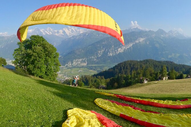 Tandem Paragliding Experience from Interlaken - Why paragliding fits Interlaken so well